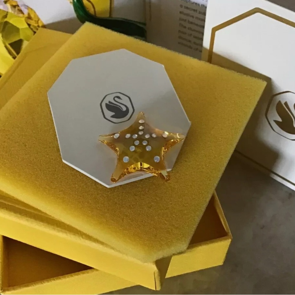 Swarovski 2025 Yellow Starfish SCS Exclusive! - Picture 2 of 5